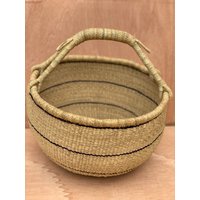 Großer Runder Bolga Markt Korb - Ganz Natur Mit Schwarzen Streifen Handgewebt in Ghana Brauner Ledergriff Aufbewahrungskorb Großer Runder Bolga Markt Korb - Ganz Natur Mit Schwarzen Streifen Handgewebt in Ghana Brauner Ledergriff Aufbewahrungskorb von VNBolgaBaskets