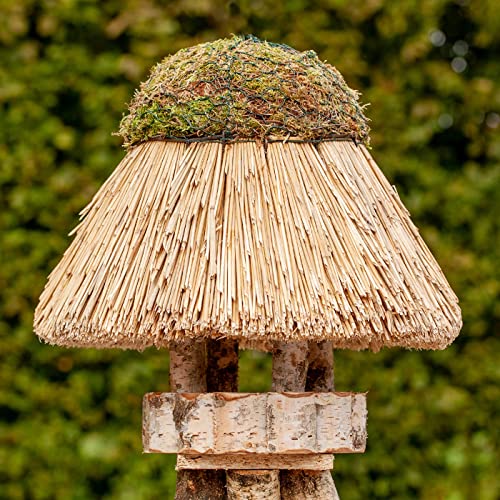 VOSS.garden Vogelhäuschen Amrum mit Reetdach, Naturbelassene Birke 23cm große Futterplatte, Vogelhaus Futterstation Naturbelassene Vogelfutterstation von VOSS.garden