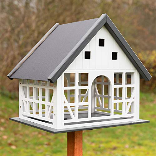 VOSS.garden Vogelhaus Belau weiß Fachwerk mit Metalldach Fachwerkstil mit Bodenluke Vogelfutterhaus Vogel Futterhaus Vögel ohne Ständer Garten Futterstation Vogelfutterstation von VOSS.garden