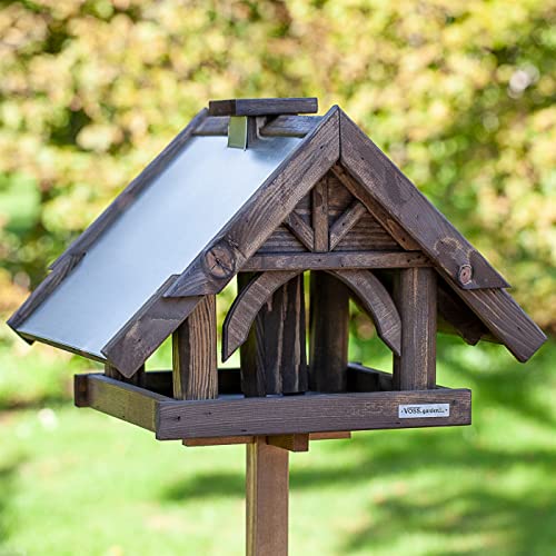 VOSS.garden Vogelhaus Sibo inklusive Standfuß und Futter-Schornstein, hochwertige imprägnierte Fichte, Vogelfutterstation Futterhaus Vogelhäuschen, Gesamthöhe 135cm von VOSS.garden