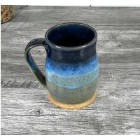 Burgund121 14 Oz Dunkelblaue Drippy Tasse von VPCTreasures