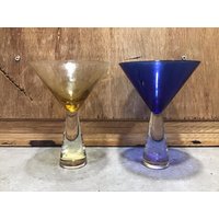 2 Deco Martini-Gläser, Bernstein - Und Blaues Set Mit Gläsern ~ Abstraktes, Modernes Trinkgeschirr von VTGItemsAddedDaily