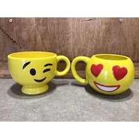 2 Keramik Smiley Tassen | Gelb Happy Vintage Kaffeebecher Set von VTGItemsAddedDaily