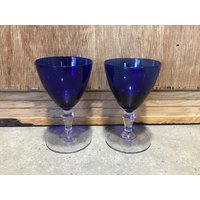 2 Vintage Cobalt Blue Low Aperitifgläser Oder Likörgläser Short Stem Elegant Glassware, 2Er-Set von VTGItemsAddedDaily