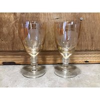 2 Vintage Geätzte Ringelblumen Karneval Glas Weingläser, Stiel von VTGItemsAddedDaily