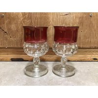 2 Vintage Kings Crown Red Glass Thumbprint Muster, Weingläser. Paar Irisierendes Cranberry Glas von VTGItemsAddedDaily