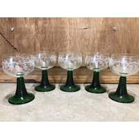 2 Vintage Luminarc Becher Glas Geätzt Grün Gerippter Stiel Und Rhein Rebe Frankreich von VTGItemsAddedDaily