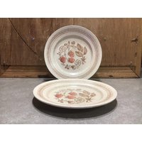 2 Vintage Teller 1970 Churchill China Wild Strawberry, Abend - Oder Lunchteller. Hausgemachtes Steinzeug, Hergestellt in England von VTGItemsAddedDaily