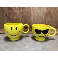 2Er-Set Gelber Happy Mug, Smiley-Becher, Teleflora Candy Dish, Tassen von VTGItemsAddedDaily