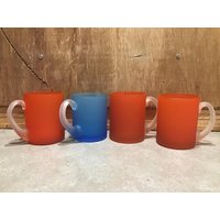 4 Milchglas Becher Orange Und Blau Mit Weißem Griff von VTGItemsAddedDaily