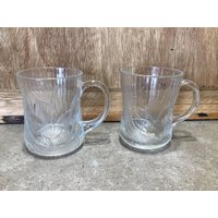 Arcoroc 2Er Set Canterbury Crocus Klarglasbecher Tasse, Klare Canterbury Crocus Mugs Tassen Kaffee Tee Vtg French Pressed Glass von VTGItemsAddedDaily