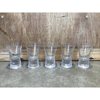 Deko-Gläser ~ Abstraktes, Modernes Trinkgeschirr, Kuratierte Vintage-Wohndekoration, Frosted Base, Set Mit 5 Wodka-Gläsern von VTGItemsAddedDaily