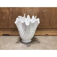 Fenton Hobnail Milchglas Vase von VTGItemsAddedDaily