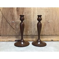 Paar Vintage Benbow Brown Holzkerzenhalter, Kerzenhalter, Holzkerzenhalter von VTGItemsAddedDaily