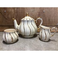 Sadler Teekanne, Milchkännchen Und Zuckerdose Frühe Mitte Des Jahrhunderts 3403 Handdekorierte Gold Swirl Lusterware Teeset Von 3 Made in England von VTGItemsAddedDaily