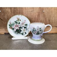 Teleflora Vintage Tasse Und Untertasse Lena Liu Lilies, Lila, Grün Weiß Teetasse Set von VTGItemsAddedDaily