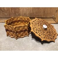 Vintage Geschnitztes Holz Primitive Country Box Mit Holzdeckel Und Keramikgriff von VTGItemsAddedDaily