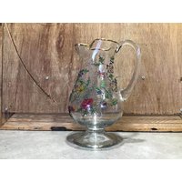 Vintage Glasfußkrug Mit Goldrand Handgemalten Blumen von VTGItemsAddedDaily