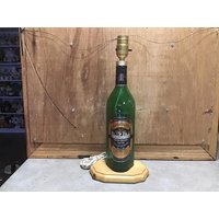 Vintage Grüne Glas Flaschen Lampe Mit Holzsockel Von Glenfiddich, Bar Decor von VTGItemsAddedDaily