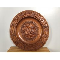 Vintage Holz Wandbehang Runder Teller Boho Handgeschnitztes Kunstwerk Holzkunstwerk Dekor Holzverbrennung Volkskunst von VTGItemsAddedDaily