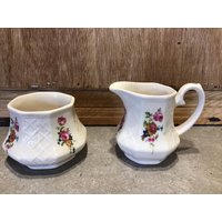 Vintage James Sadler Windsor Sahne Und Zucker-Set, Blumensträuße, Geprägtes Criss-Cross, Gitter, Mcm, England, 1960Er Jahre von VTGItemsAddedDaily