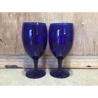 Vintage Libbey Kobaltblaue Weingläser Set Aus 2 Blauen Weingläsern | Blaues Libbey-Glas Retro Weinkelche 80Er Jahre Glaswaren von VTGItemsAddedDaily