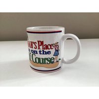 Vintage Russ Berie Der Platz Einer Frau Ist Auf Dem Golfkurs Fräulein-Kaffeetasse-Becher von VTGItemsAddedDaily