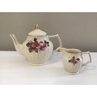 Vintage Sadler Porzellan Teekanne Und Milchkännchen Mit Elfenbein Rosa Blumen, Hergestellt in England Um 1940 von VTGItemsAddedDaily