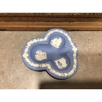 Vintage Wedgwood Blue Jasperware Clover Aschenbecher Dish Schmuckstück Halter 4, 5 Zoll von VTGItemsAddedDaily