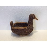 Vintage Wicker Enten Trinket Korb Boho Rattan Bauernhaus Aufbewahrungsschale Moderne Mid Century Büro Dekor Chic Natürliche Display von VTGItemsAddedDaily