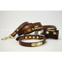 Personalisierte Leder Hundehalsband & Leine Set Mit Poop Bag Halter von VacForPets