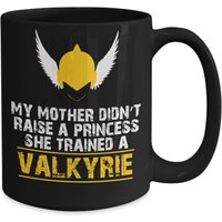 Geschenk Für Tochter Von Mama - Meine Mutter Nicht Erziehen Eine Prinzessin Er Trainiert Walküre Kaffeetasse Becher Schwarze Keramik Geschenk Für Tochter Von Mama - Meine Mutter Nicht Erziehen Eine Prinzessin Er Trainiert Walküre Kaffeetasse Becher Schwarze Keramik von ValhallasGlory