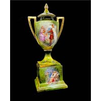 Antike Österreich Karlsbad Victoria Porzellan Urnen Form Vase von PhanteonCollectibles