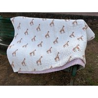 100% Baumwolle Weicher Quilt, Natürlicher Gemüse Kantha Baby Größe Leicht Reine Quilt Giraffe Druck Wurf 100% Baumwolle Weicher Quilt, Natürlicher Gemüse Kantha Baby Größe Leicht Reine Quilt Giraffe Druck Wurf von Vandanahandicrats