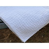 Massiver Weißer Kantha Quilt Handgenähte Baumwolle Quilt, Handgemachter Natürliche Weiße Decke Massiver Weißer Kantha Quilt Handgenähte Baumwolle Quilt, Handgemachter Natürliche Weiße Decke von Vandanahandicrats