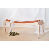 Designer-Polstersitz Aus Holz Für Das Schlafzimmer Oder Den Eingangsbereich Des Hauses. Massivholz von VandenHeedeFurniture