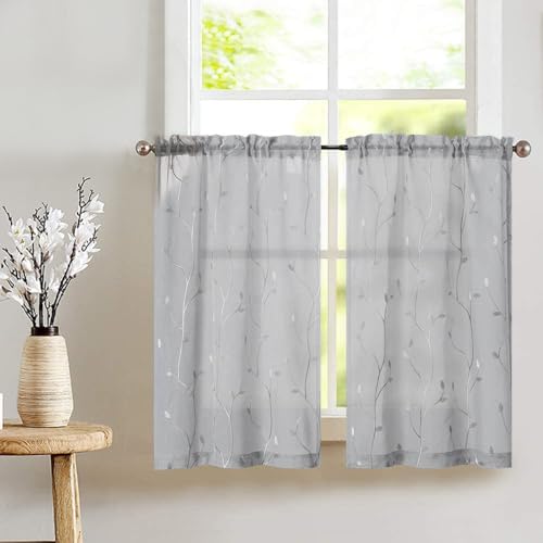 Vangao Voile Scheibengardinen Küche Modern Grau Gestickt Bistrogadine 2er Set 65Bx90Hcm mit Stangendurchzug Landhaus Gardinen kurz Küchengardinen für Badezimmer Wohnwagen Klein Fenster Vangao Voile Scheibengardinen Küche Modern Grau Gestickt Bistrogadine 2er Set 65Bx90Hcm mit Stangendurchzug Landhaus Gardinen kurz Küchengardinen für Badezimmer Wohnwagen Klein Fenster von Vangao