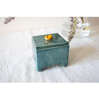 Handgefertigte Keramikbox Mit Schlafender Fuchsfigur von VanilyaCeramics
