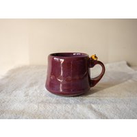 Handgefertigte Keramiktasse Mit Schlafendem Fuchs von VanilyaCeramics