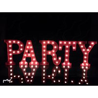 12" Metall Leuchtbuchstaben Rot Party Marquee Buchstaben Light Home Wand Schreibtisch Tisch Nachttisch Dekor Batteriebetrieben von Vannarithlighting
