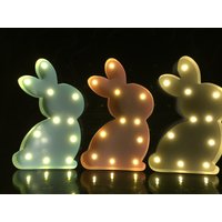 Frohe Ostern 9 Zoll Drei Rosa Blau Weiß Häschen Combo Metall Festzelt Zeichen Baby Boy Girl Room Decor Kinder Geschenk Batteriebetrieben von Vannarithlighting