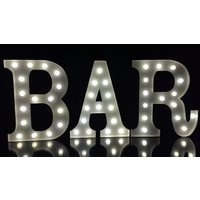 Handgemachte Metall 12" Weiß/Schwarz Alphabet Buchstaben Marquee Light Up Bar Shop Bar Pub Inn Wandtisch Dekor von Vannarithlighting