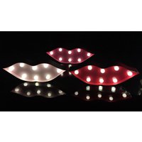 Handgemachtes Beleuchtetes Lippenstift-Schild Aus Metall | Batteriebetrieben Handgemachtes Beleuchtetes Lippenstift-Schild Aus Metall | Batteriebetrieben von Vannarithlighting