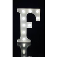 Metall Weiß Anfangsbuchstabe F Festzelt Buchstabe Licht 9 "Höhe Leuchten Alphabet Home Schlafzimmer Schaufenster Hochzeit Dekor Batteriebetrieben von Vannarithlighting