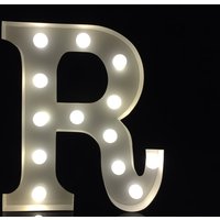 Vintage 23 cm Groß Metall Weiß Anfangsbuchstabe R Festzelt Buchstabe Licht Brief Zeichen Hochzeit Dekor Kinder Schickes Nachtlicht Plakette von Vannarithlighting