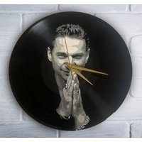 Dave Gahan Schallplattenuhr Bemaltes Geschenk Für Musikliebhaber Dave Gahan Schallplattenuhr Bemaltes Geschenk Für Musikliebhaber von VantidusArt