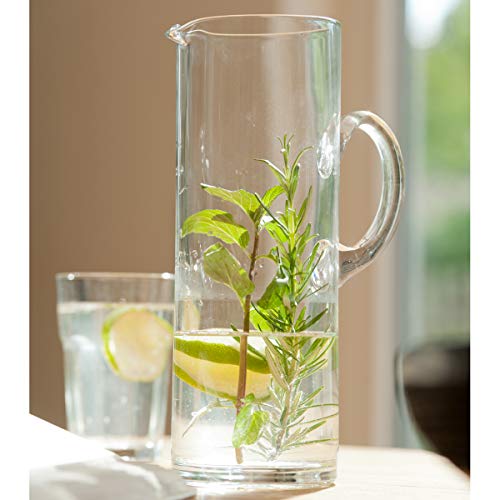 Karaffe Gina aus Glas von Varia Living | mundgeblasen | ideal als Wasserkrug oder Saftkrug | mit praktischem Henkel | Glaskrug ist spülmaschinengeeignet | nicht hitzebeständig | auch als Pitcher (H 24 cm / Ø 9 cm) von Varia Living