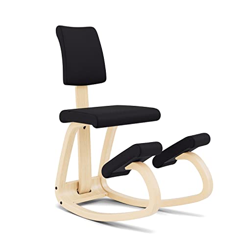 Variable Plus - Ikonischer Kniestuhl mit gepolsterter Rückenlehne - Natur Holz / 100 % recyceltes Polyester, schwarzer Qualitätsstoff von Varier