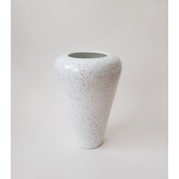 Weiße Keramik Vase Mit Schwarzen Punkten von VaseStudios