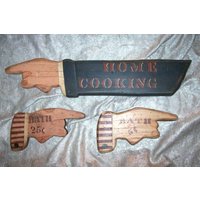 3 Vintage Dekorative Künstler Signiert Gemalte Holz Richtungs Weisende Handschilder Für Küche Und Bad von VastVintageVisions